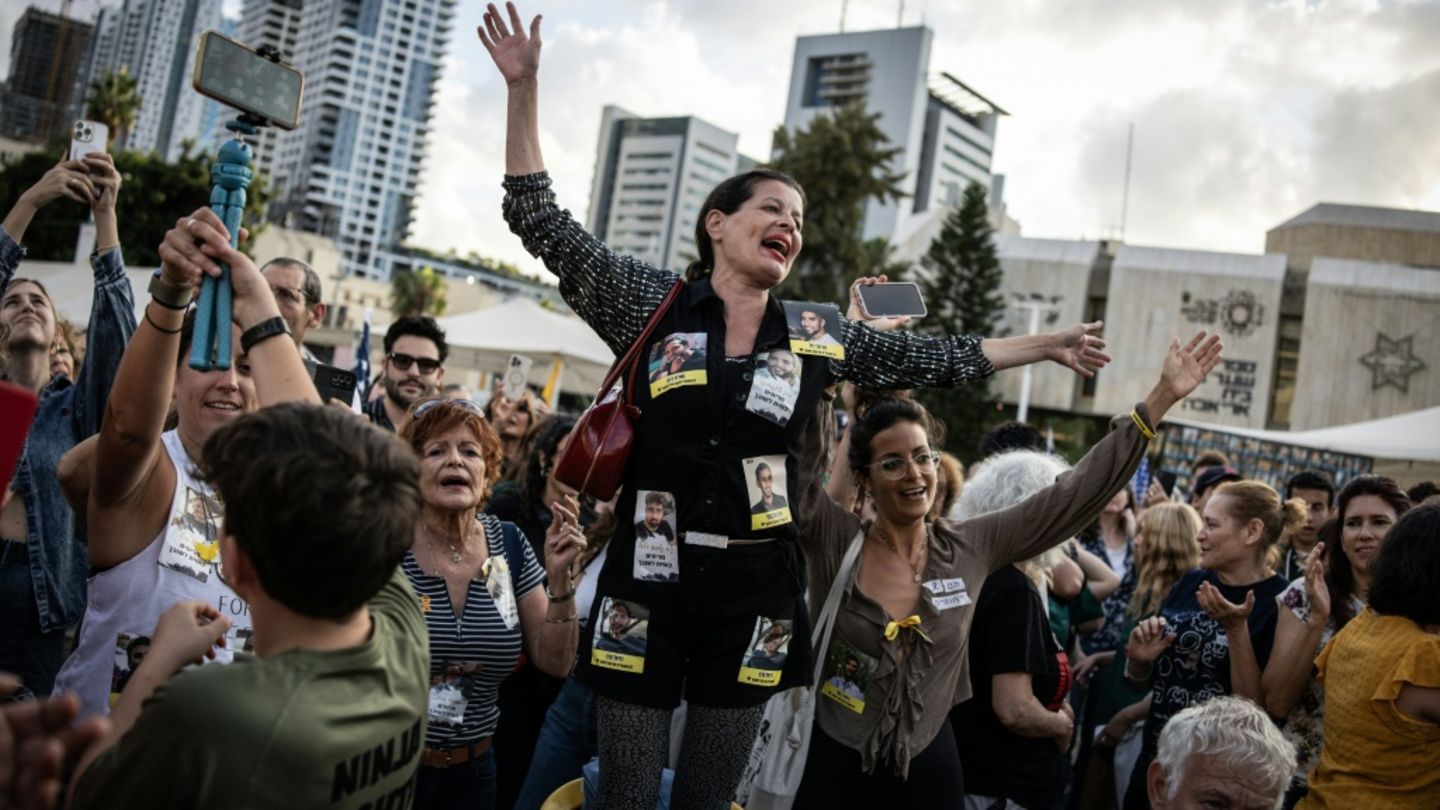Jubelnde Menschen auf dem "Platz der Geiseln" in Tel Aviv