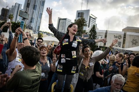 Jubelnde Menschen auf dem "Platz der Geiseln" in Tel Aviv