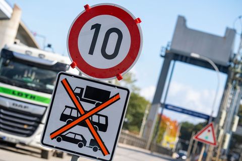 Am Samstag wird die Rügenbrücke für den Rügenbrücken-Marathon gesperrt. Wegen technischer Probleme gilt auf der Ausweichstrecke