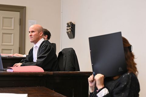 Die Angeklagte (r) sitzt mit ihrem Anwalt Dirk Bachmann im Strafjustizgebäude in Hamburg. Foto: David Hammersen/dpa