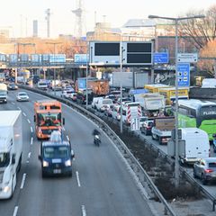 Die Autobahngesellschaft hat an der A100 an einer weiteren Brücke Schäden festgestellt. (Archivbild) Foto: Sebastian Gollnow/dpa