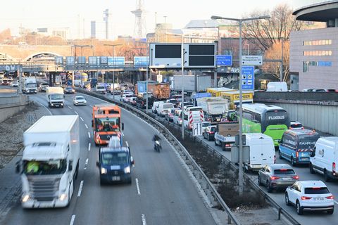 Die Autobahngesellschaft hat an der A100 an einer weiteren Brücke Schäden festgestellt. (Archivbild) Foto: Sebastian Gollnow/dpa