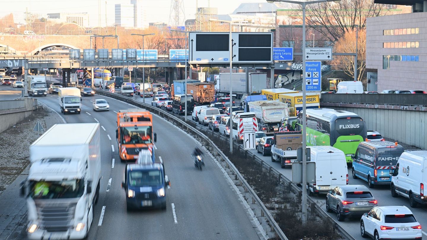 Die Autobahngesellschaft hat an der A100 an einer weiteren Brücke Schäden festgestellt. (Archivbild) Foto: Sebastian Gollnow/dpa