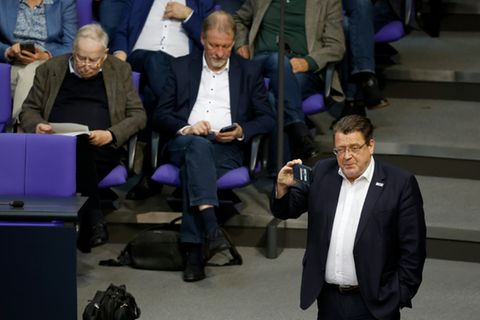 Brandner im Plenarsaal neben den Plätzen der AfD-Fraktion