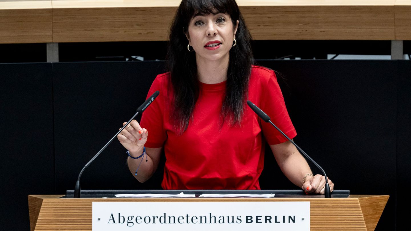 Elif Eralp ist seit 2021 Mitglied des Berliner Abgeordnetenhauses. (Archivbild) Foto: Fabian Sommer/dpa