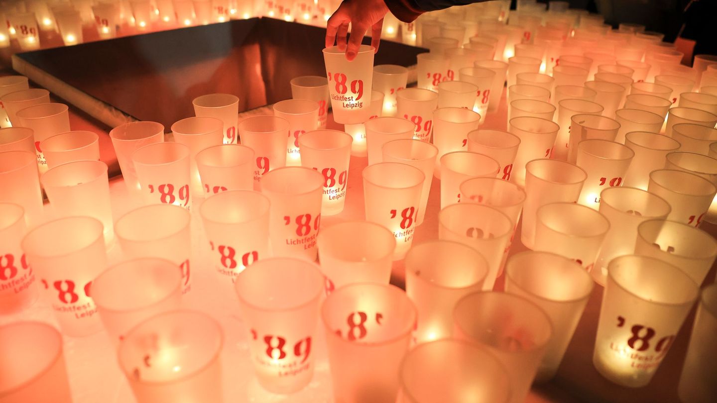 Das Lichtfest erinnert an den Herbst '89. Foto: Jan Woitas/dpa
