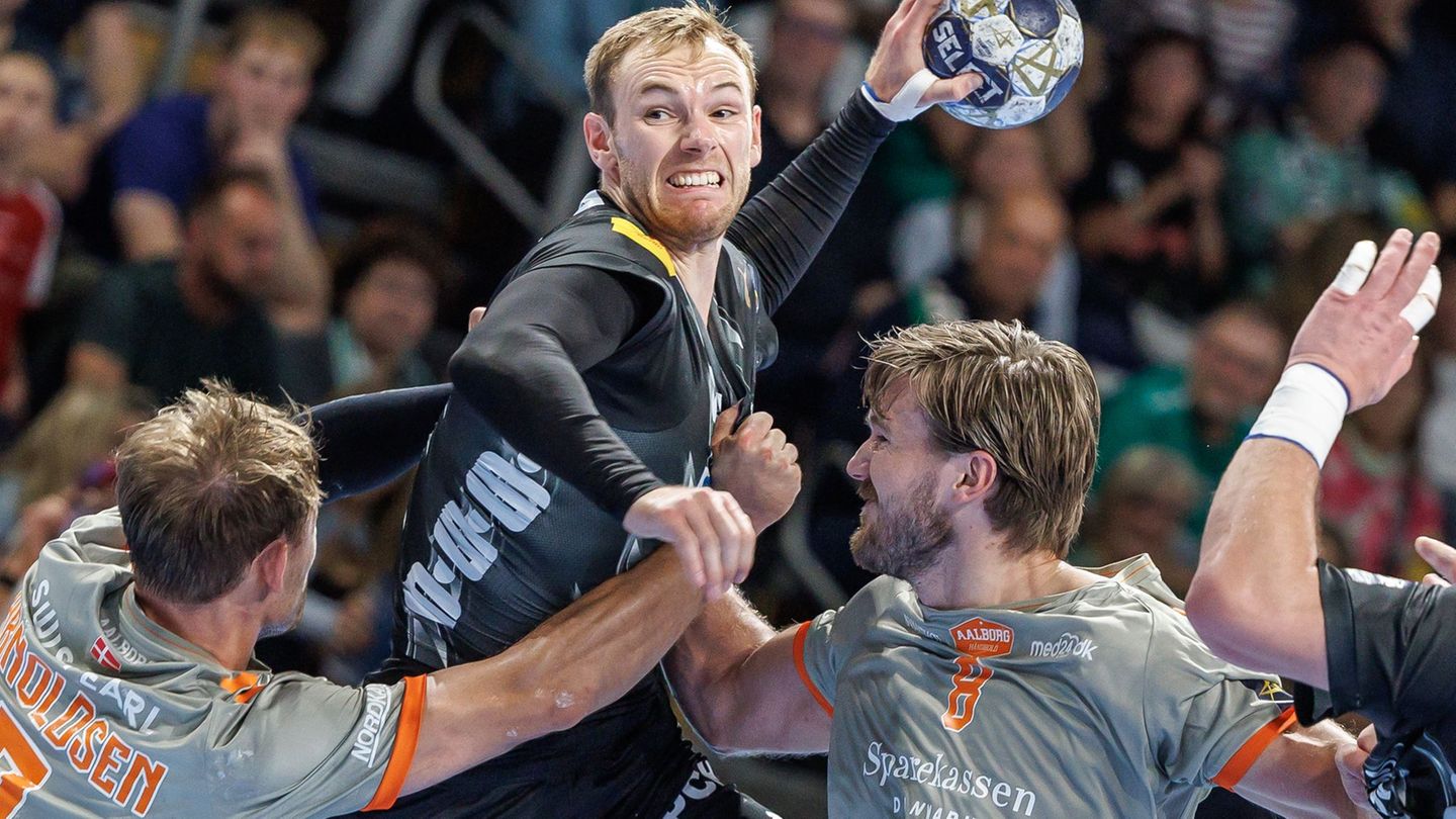 Welthandballer Mathias Gidsel war einmal mehr beste Werfer der Füchse. (Archivbild) Foto: Andreas Gora/dpa