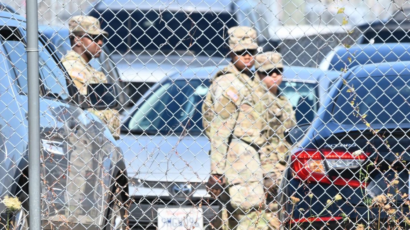 Nationalgardisten am ICE-Gebäude in Broadview bei Chicago, wo Migranten inhaftiert sind