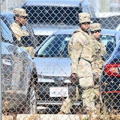 Nationalgardisten am ICE-Gebäude in Broadview bei Chicago, wo Migranten inhaftiert sind