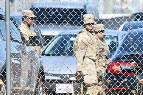 Nationalgardisten am ICE-Gebäude in Broadview bei Chicago, wo Migranten inhaftiert sind