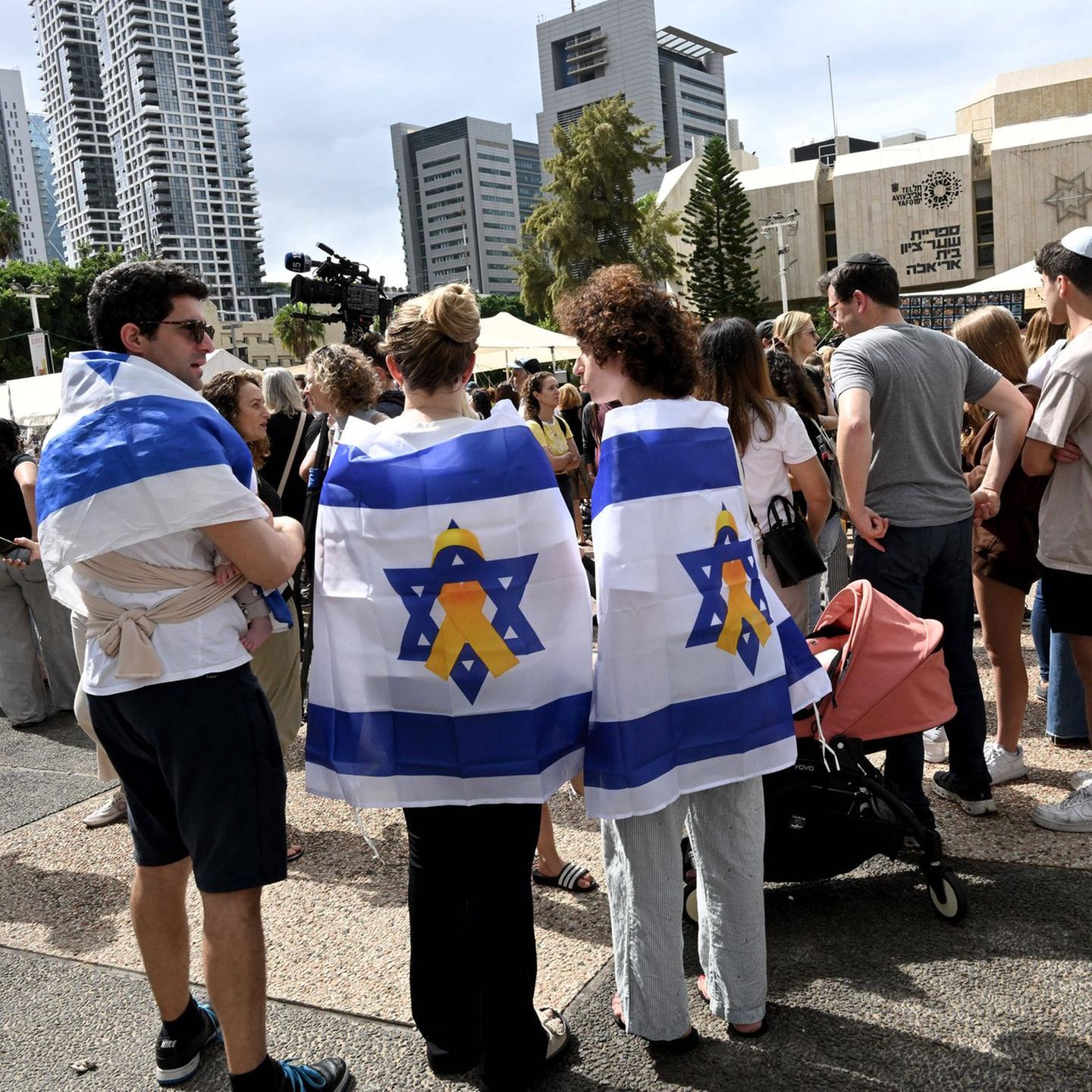 In den Straßen von Tel Aviv feiern Israelis die Heimkehr der Geiseln und das Friedensabkommen mit der Hamas