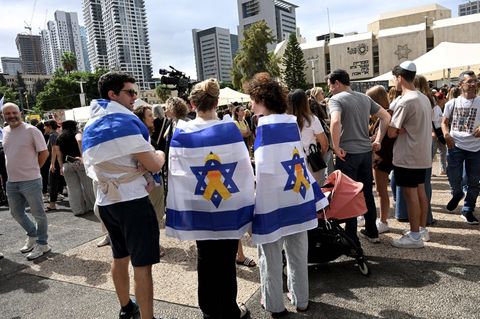 In den Straßen von Tel Aviv feiern Israelis die Heimkehr der Geiseln und das Friedensabkommen mit der Hamas