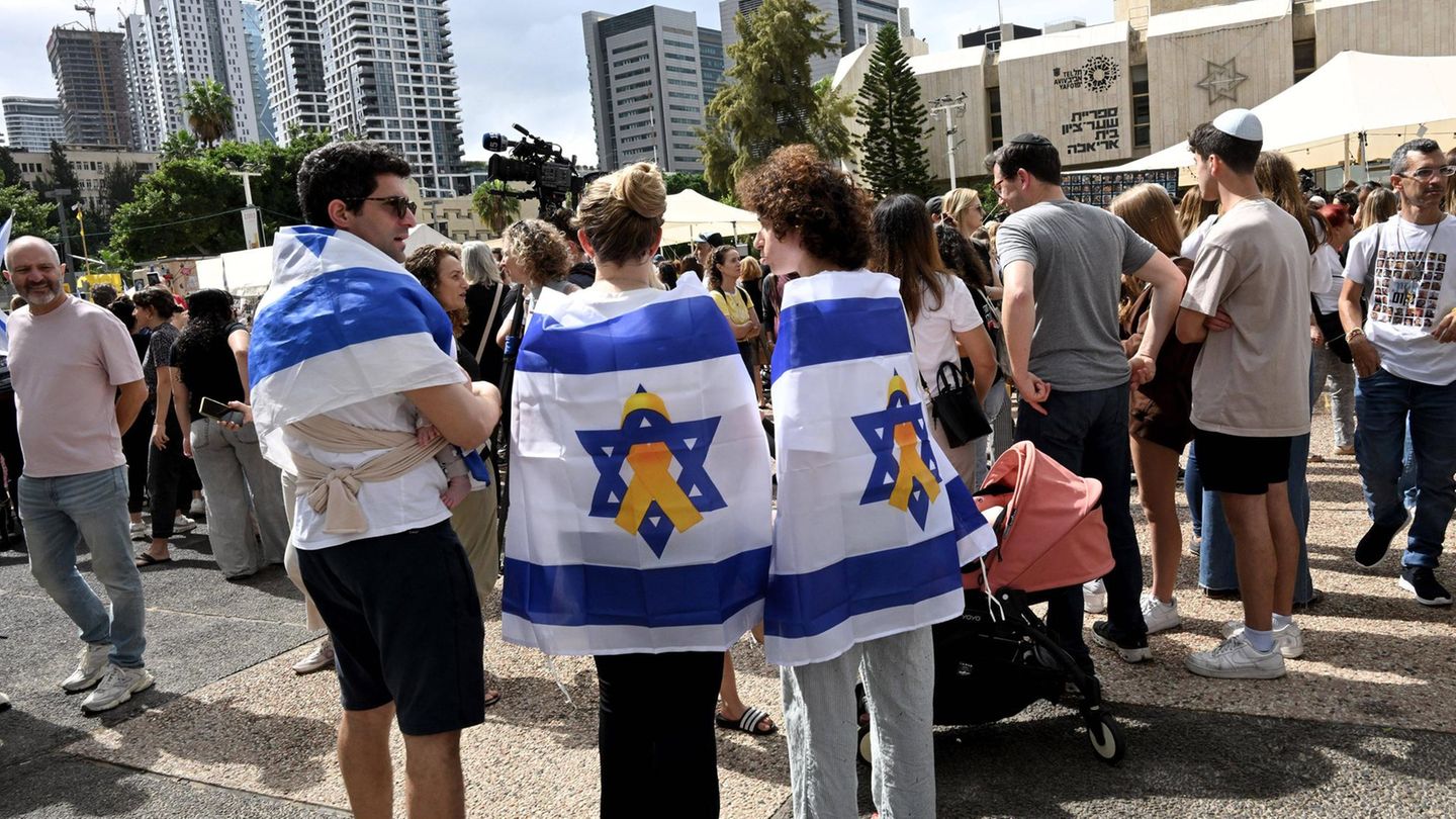 In den Straßen von Tel Aviv feiern Israelis die Heimkehr der Geiseln und das Friedensabkommen mit der Hamas