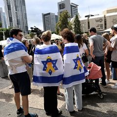 In den Straßen von Tel Aviv feiern Israelis die Heimkehr der Geiseln und das Friedensabkommen mit der Hamas