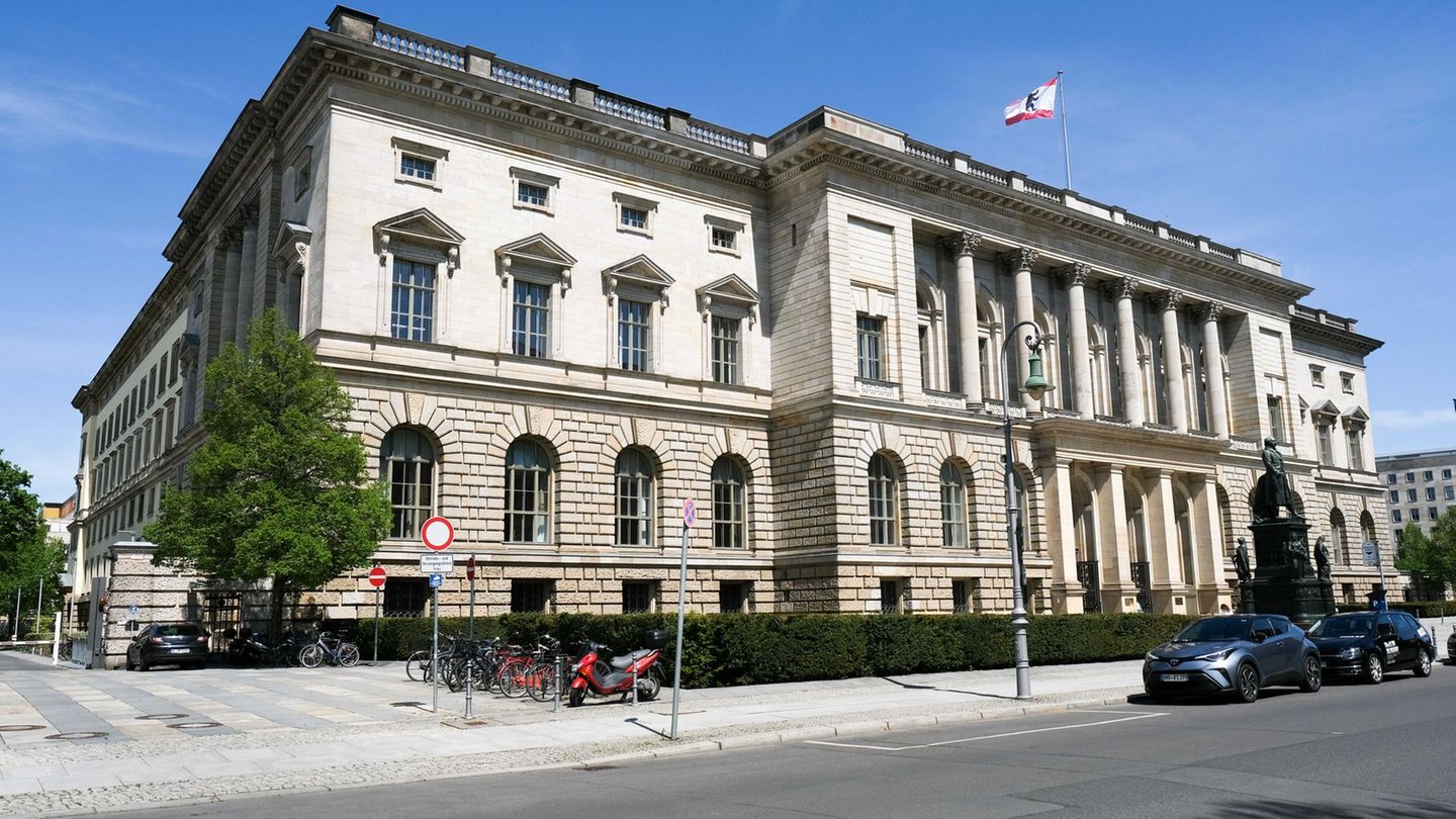 Im Berliner Abgeordnetenhaus treffen Schüler auf Zeitzeugen des Hamas-Massakers in Israel vor gut zwei Jahren. (Archiv) Foto: Je
