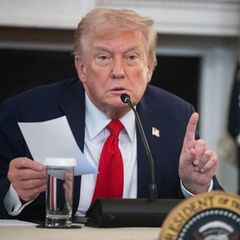 Der Moment, in dem Donald Trump per Notiz erfährt, dass ein Deal in Gaza kurz bevorsteht