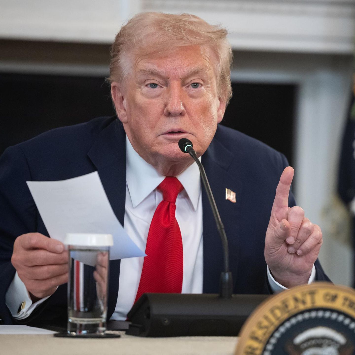 Der Moment, in dem Donald Trump per Notiz erfährt, dass ein Deal in Gaza kurz bevorsteht