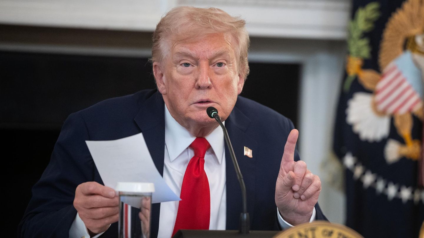 Der Moment, in dem Donald Trump per Notiz erfährt, dass ein Deal in Gaza kurz bevorsteht