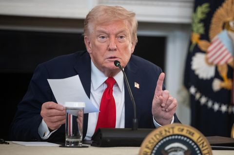 Der Moment, in dem Donald Trump per Notiz erfährt, dass ein Deal in Gaza kurz bevorsteht
