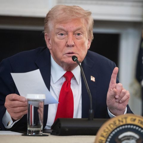 Der Moment, in dem Donald Trump per Notiz erfährt, dass ein Deal in Gaza kurz bevorsteht