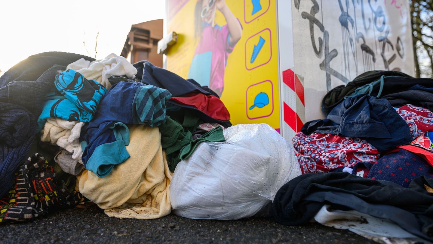 Altkleider-Container werden auch zur Entsorgung von Müll genutzt, oftmals liegt Kleidung daneben oder die Container werden aufge