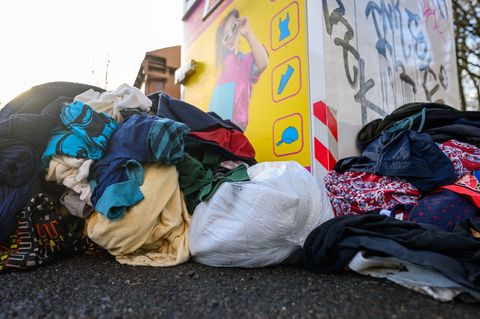 Altkleider-Container werden auch zur Entsorgung von Müll genutzt, oftmals liegt Kleidung daneben oder die Container werden aufge