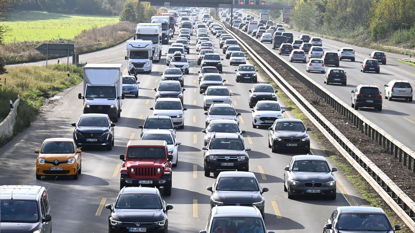 Fahrzeuge stauen sich am Leverkusener Kreuz. (Archivbild) Foto: Roberto Pfeil/dpa