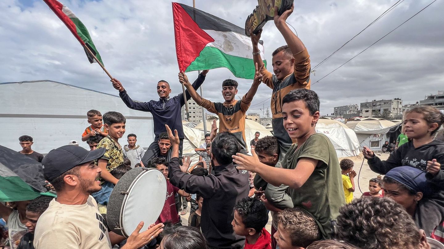 Nach zwei Jahren Krieg wird im Gazastreifen die Einigung auf eine Waffenruhe gefeiert. Foto: Belal Abu Amer/APA Images via ZUMA