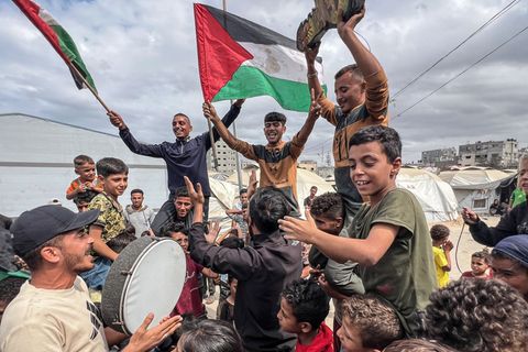 Nach zwei Jahren Krieg wird im Gazastreifen die Einigung auf eine Waffenruhe gefeiert. Foto: Belal Abu Amer/APA Images via ZUMA