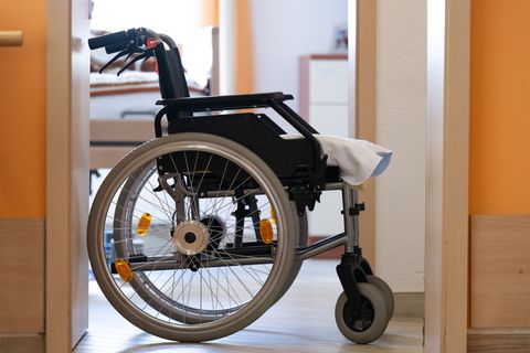 Wer alt wird, wird häufiger krank. Eine alternde Bevölkerung bedeutet für die Krankenkassen stark steigende Ausgaben. (Symbolbil