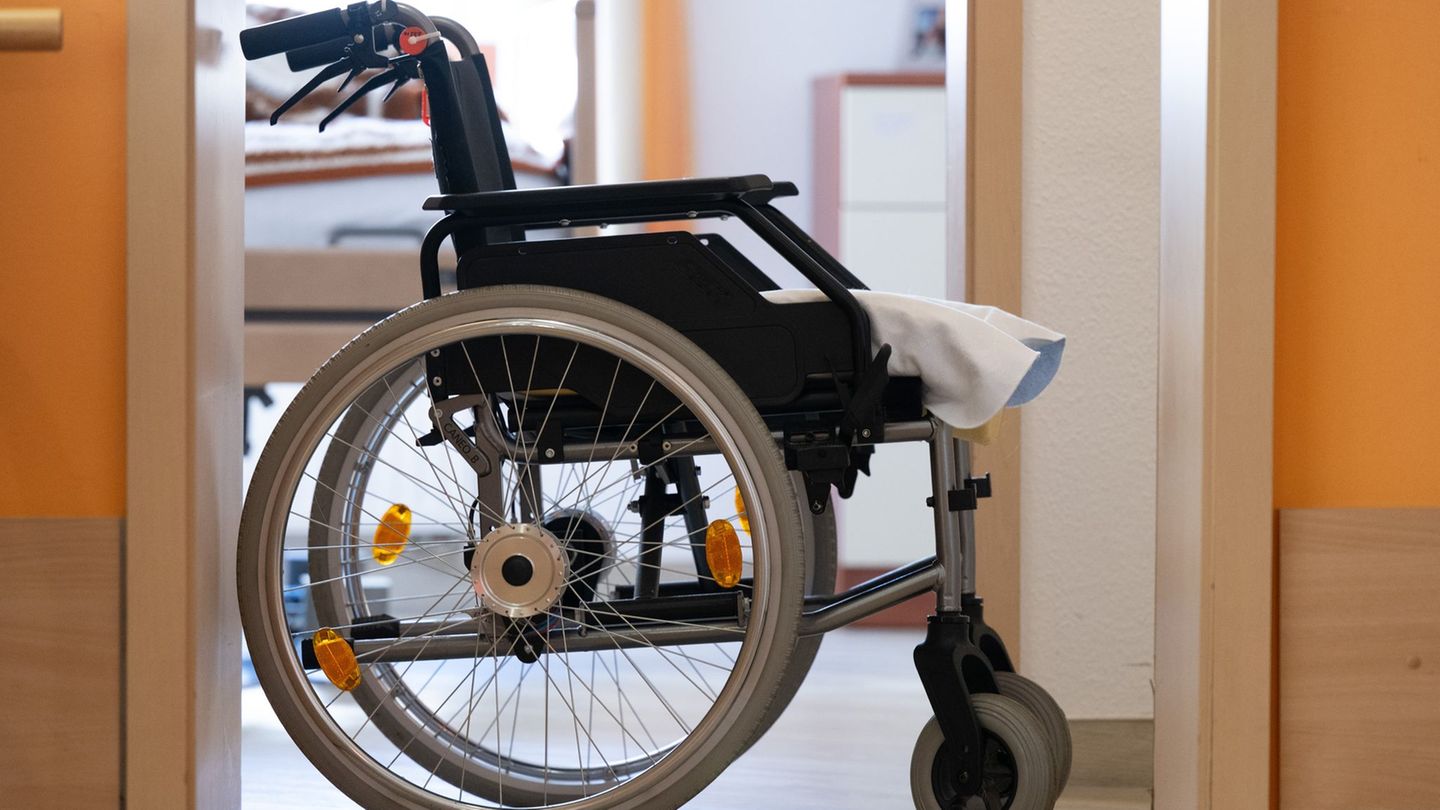 Wer alt wird, wird häufiger krank. Eine alternde Bevölkerung bedeutet für die Krankenkassen stark steigende Ausgaben. (Symbolbil