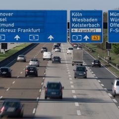 Autofahrer müssen nach dem Lkw-Brand zwischen Kelsterbach und dem Frankfurter Kreuz weiter Geduld mit im Gepäck haben. (Symbolfo