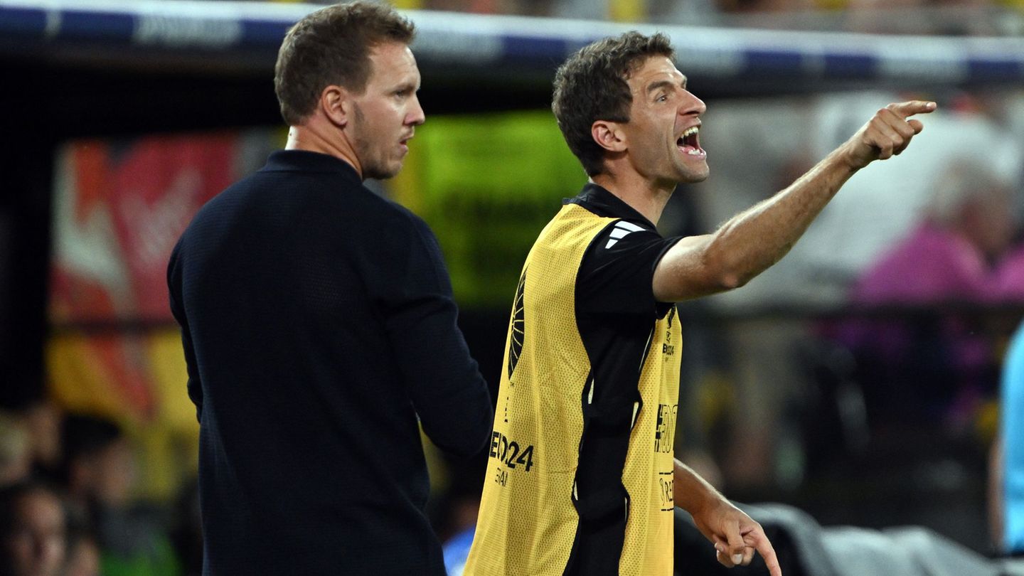 Julian Nagelsmann (l.) und Thomas Müller (r.) arbeiteten beim FC Bayern und beim DFB zusammen. (Archivbild) Foto: Federico Gamba