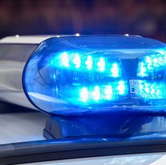 Rettungskräfte bringen zwei Menschen zur Behandlung in ein Krankenhaus. (Symbolbild) Foto: Soeren Stache/dpa