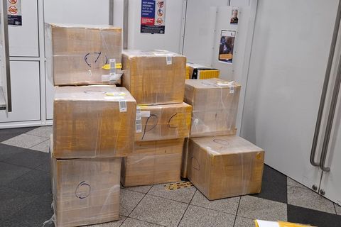 Die Kisten erregten die Aufmerksamkeit der Zöllner. Foto: Zoll/Hauptzollamt München/dpa