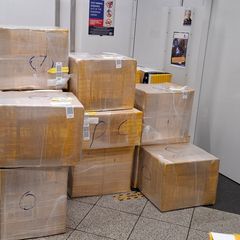 Die Kisten erregten die Aufmerksamkeit der Zöllner. Foto: Zoll/Hauptzollamt München/dpa