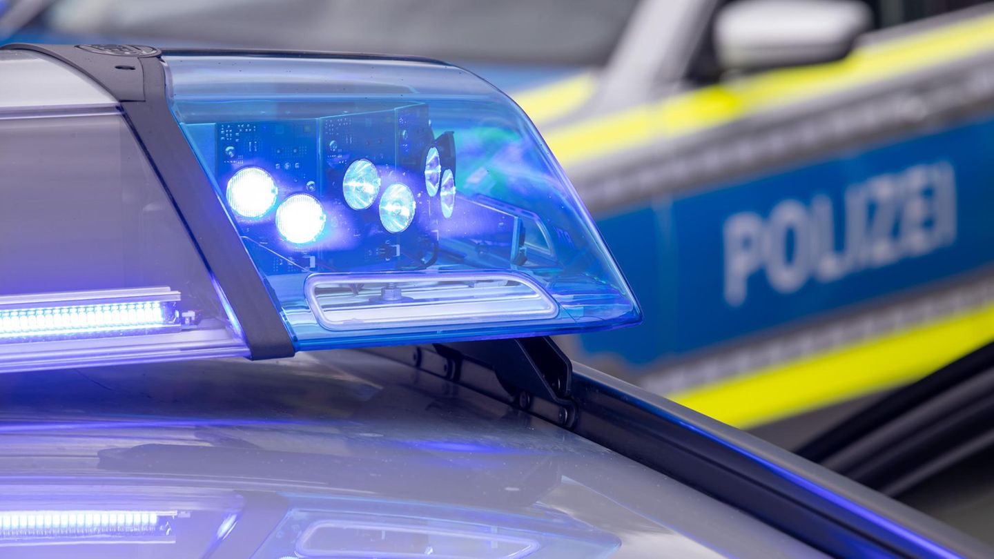 Ein Blaulicht auf dem Dach eines Polizeifahrzeugs