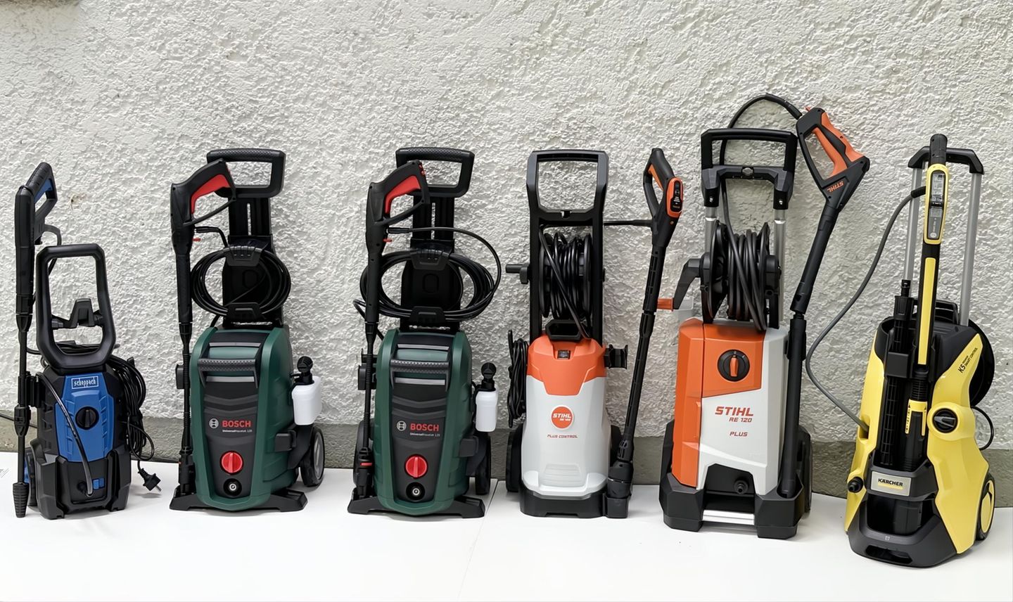 Sechs Hochdruckreiniger stehen vor einer Hauswand