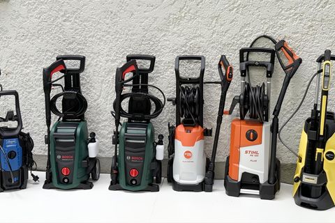 Sechs Hochdruckreiniger stehen vor einer Hauswand