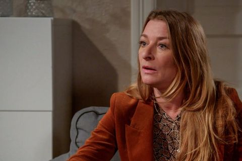 "Rote Rosen": Carla wird bewusst, dass sie ihre Greencard zu spät beantragt hat.