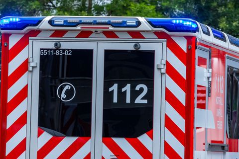 Rettungskräfte bringen beide Verletzte in eine Klinik. (Symbolbild) Foto: Jens Büttner/dpa