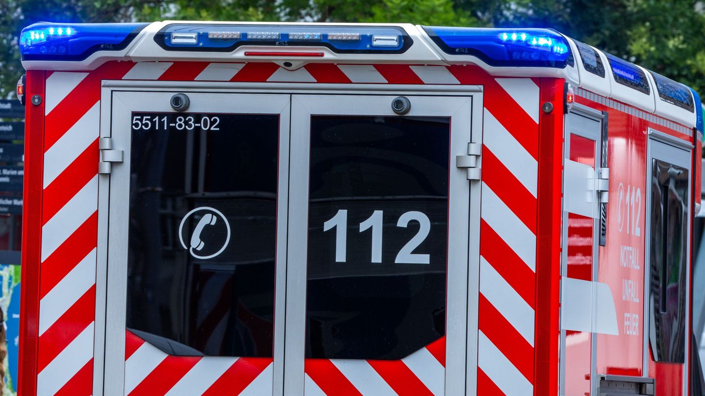 Rettungskräfte bringen beide Verletzte in eine Klinik. (Symbolbild) Foto: Jens Büttner/dpa