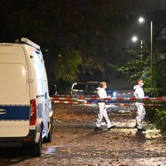 Einsatzkräfte entdeckten die leblose Frau in ihrer Wohnung. Foto: Guido Bludau/dpa