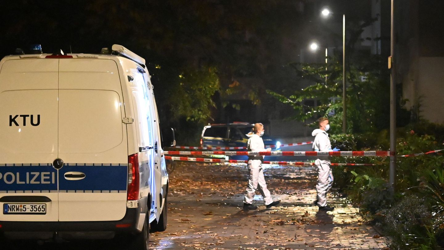Einsatzkräfte entdeckten die leblose Frau in ihrer Wohnung. Foto: Guido Bludau/dpa