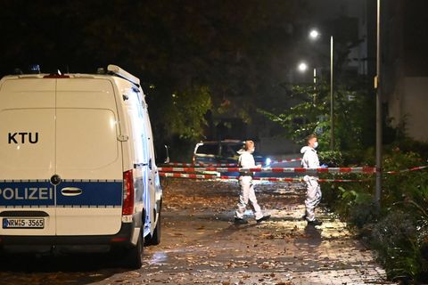 Einsatzkräfte entdeckten die leblose Frau in ihrer Wohnung. Foto: Guido Bludau/dpa
