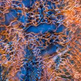 Fotowettbewerb: Komplexe Muster an einem Bergbach im Südtirol in blauer und orangener Farbe