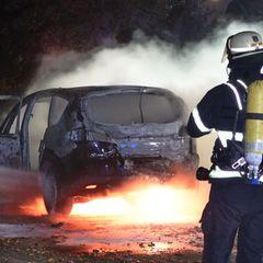Ein Auto ist auf einem Parkplatz am Eichbaumsee ausgebrannt. Foto: Carsten Neff/NEWS & ART/dpa