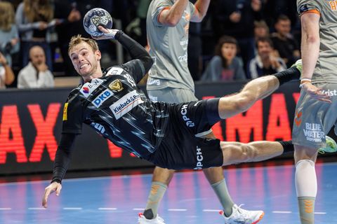 Welthandballer Mathias Gidsel führte mit elf Toren sein Team zum Sieg gegen Bukarest Foto: Andreas Gora/dpa