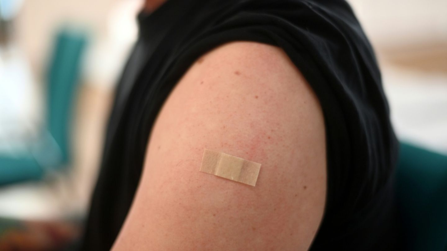 Pflaster auf dem Arm nach einer Impfung