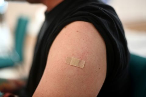 Pflaster auf dem Arm nach einer Impfung